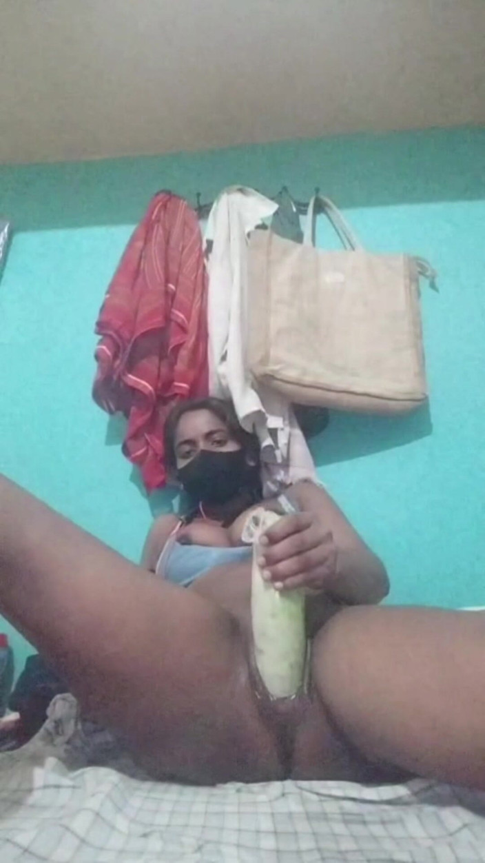 Anuttar: Hermanastra de grandes tetas follando su coño con un gran...