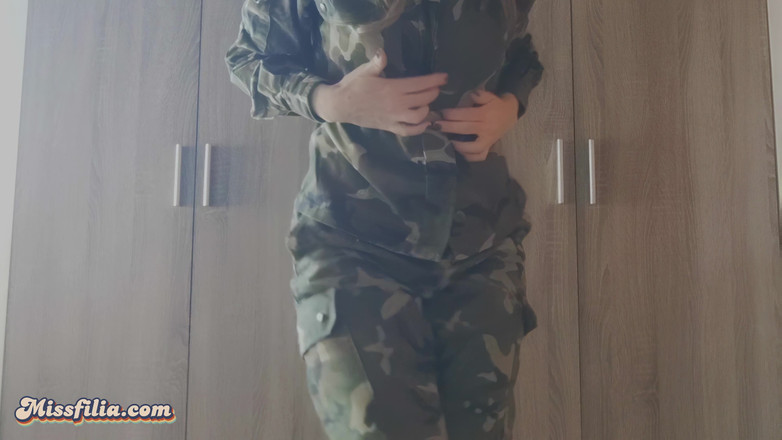 Miss Filia: Милфа в военной униформе делает стриптиз, показывает задницу, сиськи и киску