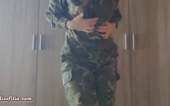 Miss Filia: Askeri üniformalı orta yaşlı seksi kadın striptiz dansı göt göğüslerini ve...