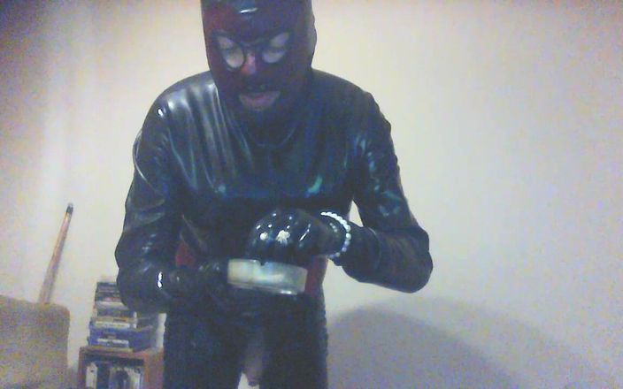 Latexsmoker: Latekspeti lateks catsuit giyiyor, eldiven kullanıyor ve sigara içiyor