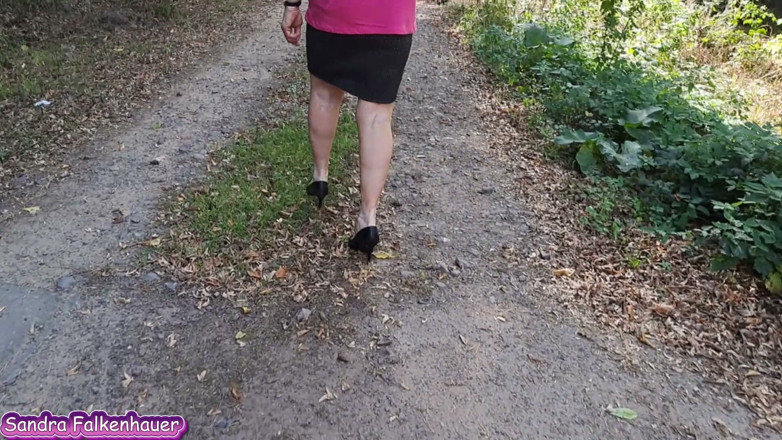 Sandra Falkenhauer - The Pissing Milf: Procházka a čůrání v lese