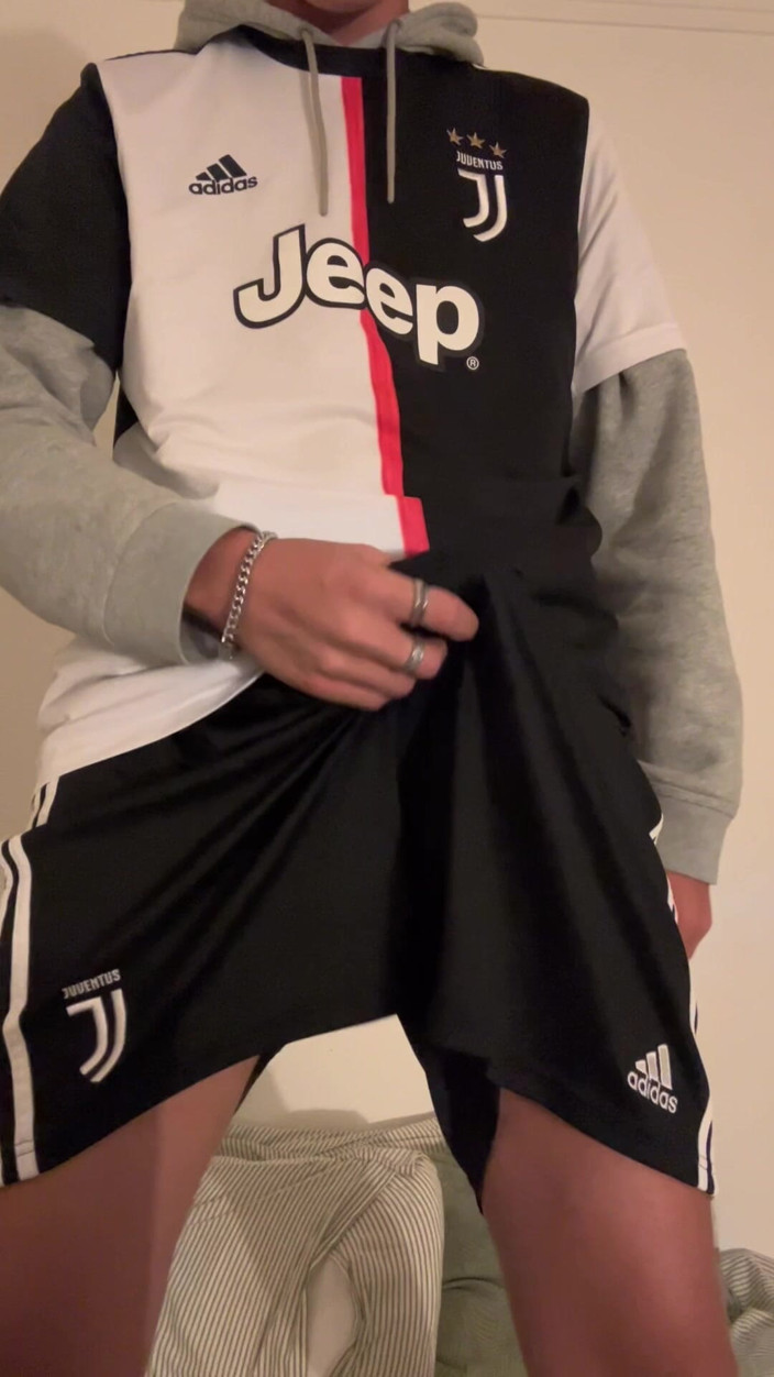 Axton Drake: Soccer Bro se masturba y se corre en su jersey...