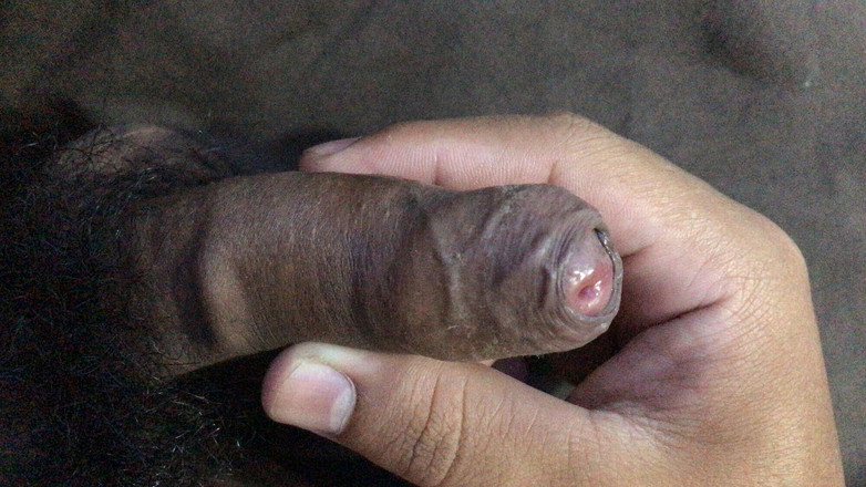 freeblacknew: Un piccolo pene di un giovane a cui piace sborrare