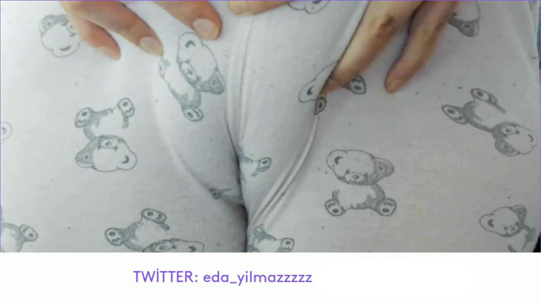 bigass_sexy_bigboobs: Stydké pysky- Oteklá kundička- Masturbujte s pyžamem- Tření kundičky s...