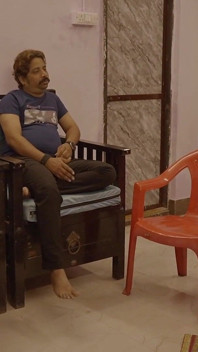 Suami menjemput kawannya di rumah dan kedua-dua mereka berseronok dengan isterinya sepanjang malam