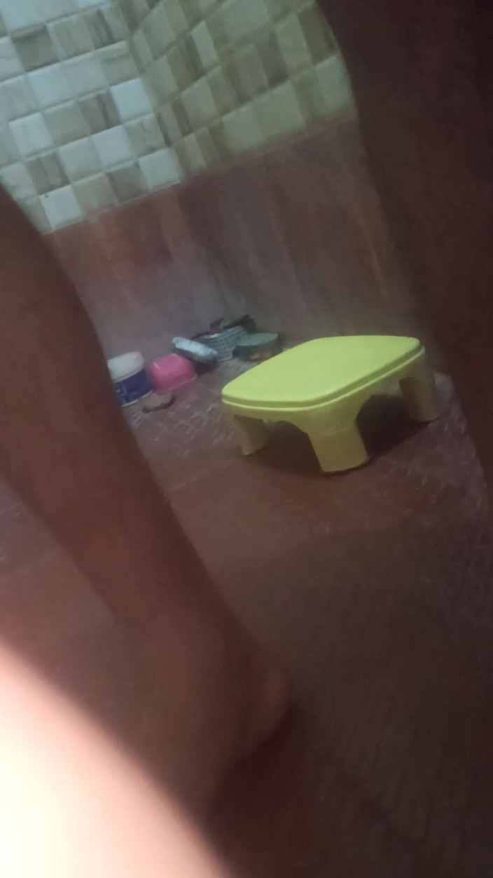 Deepak1989cage: V koupelně se silně třese podlaha.