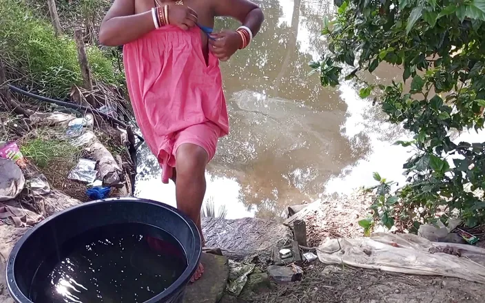 Cute Sunita: Village Desi Bhabi Taking Bath Outdoor