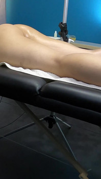 Il marito guarda la moglie | Il massaggiatore tocca il suo cazzo sul corpo di mia moglie | Sborrata dentro al centro massaggi