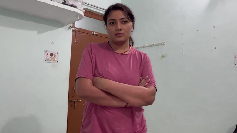 Hotty_ragini: Meine große stiefschwester war wütend auf mich, wir teilten bett,...