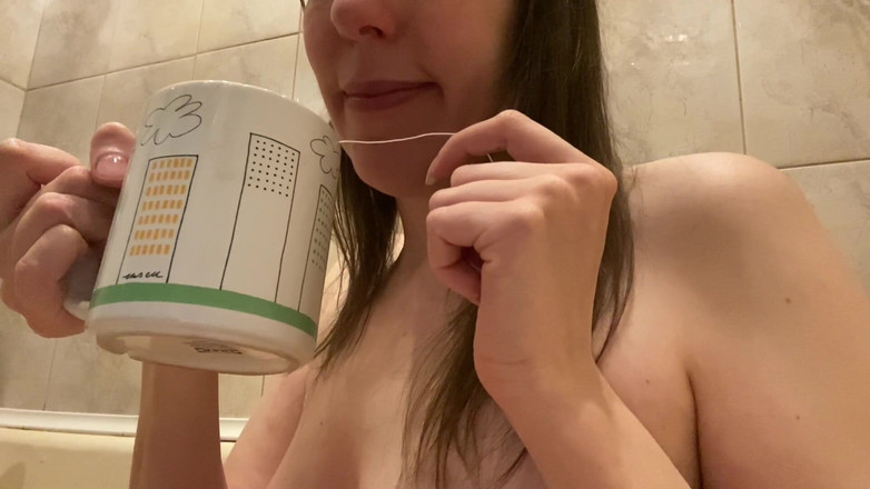 Hairypussyangel: Une MILF boit de l’eau et du thé puis fait...