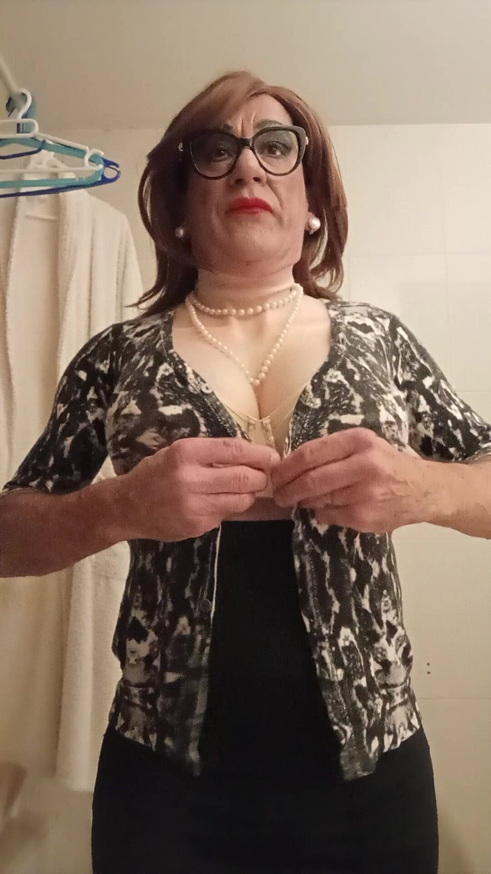 Yusti: 거울 앞에서 옷 입기