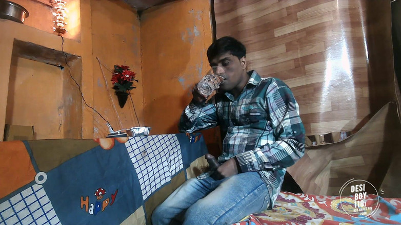 Desiboy110Ankit: 방에서 아침 패스트 푸드를 혼자 먹는 개인 자지 재미 비디오 소년