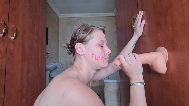 domslutfucker: Tělo psaní bledá děvka saje a šuká dvě sací dilda, plivací...