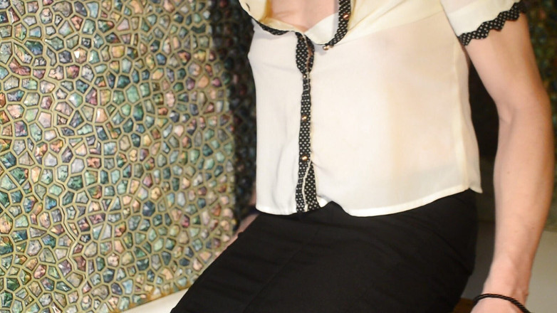 Alexa Cosmic: 穿着黑色连裤袜、黑色裙子和白色衬衫的浴室里的Wetlook...