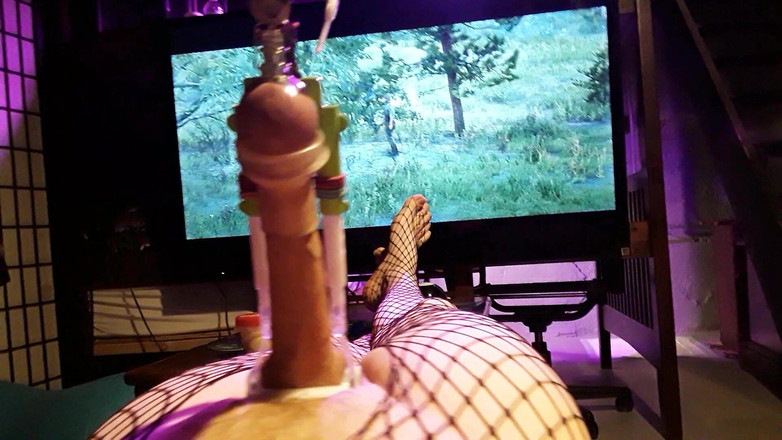 Tiffany Ciskiss: Великий член Тіффані розтягується під час гри