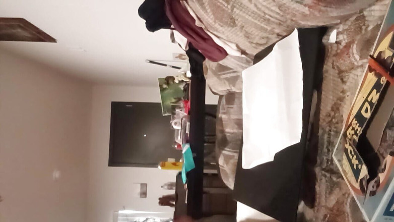 Pussy after neglecting: Fru masterbates precis innan mannen kommer hem.