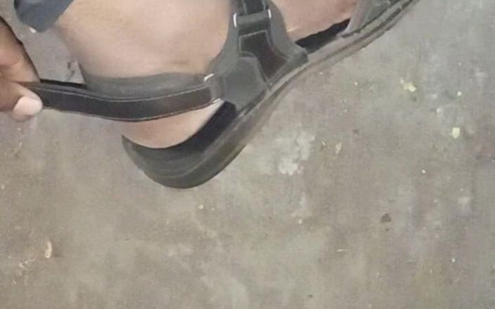 Sweet Indian cock: 户外我的车在阴茎按摩与假阳具避孕套