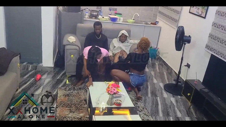 Home Alone: ラゴスの乱交セックスパーティー。