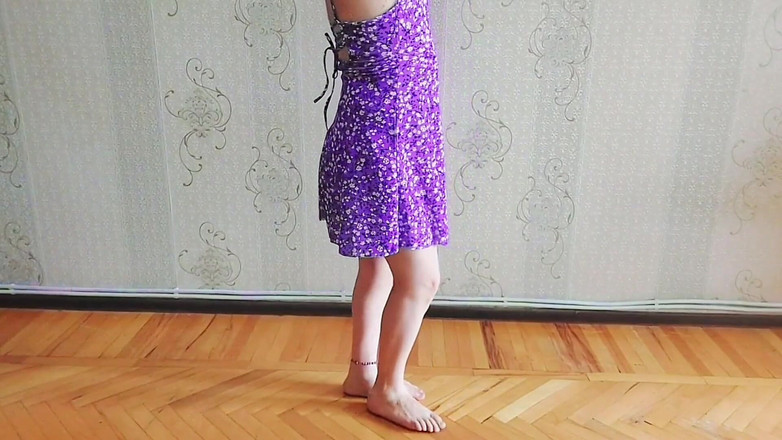 Kitty_Cross: Süßer Femboy, hält Korb mit frisch abgeholten Blumen