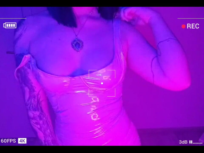 Peachgardens: 이 네온룸에서 오직 우리만