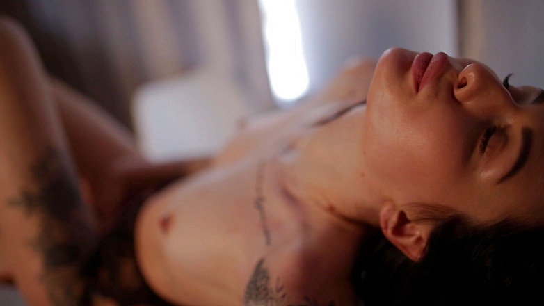 Stasya Pollna: Sladká holka si hladí propíchnuté bradavky