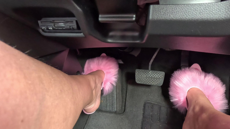 Emma Voyeur: ホンダがピンクのヒールでペダルを踏みます