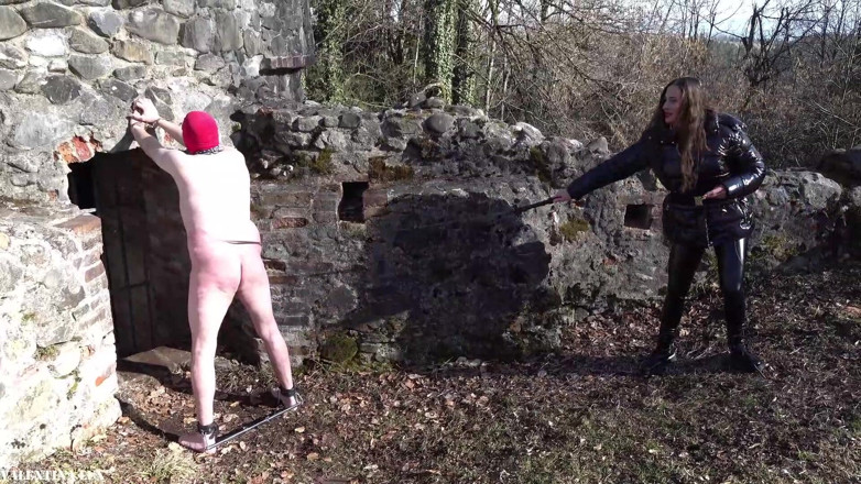 Valentina Lux: Azotados en ruinas del castillo