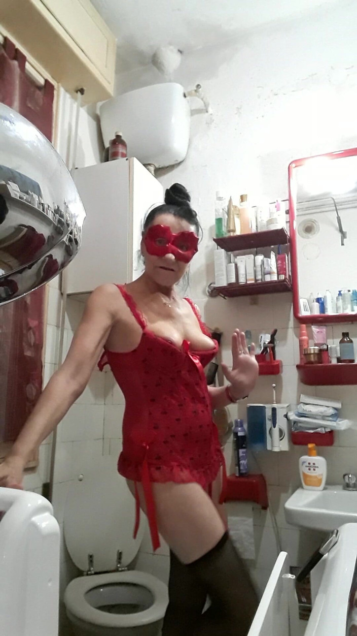 WEBREGINETTA2023: Tôi đi tiểu trong nhà vệ sinh và tôi thủ dâm