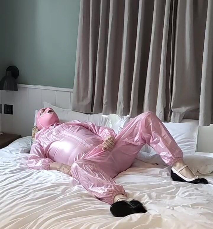 Nottstvslut: Sissy pink pvc kostym och huva