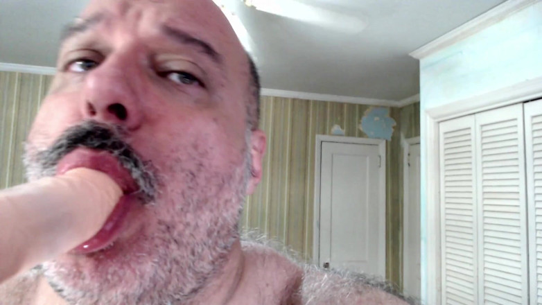 BullMuscleJoe: Bullmusclejoe suge un vibrator pentru tine!