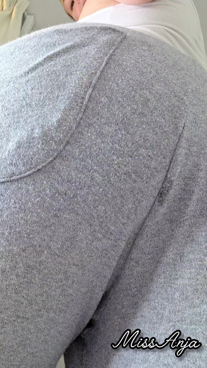 MissAnja_FH: Zpocený hlasitý prd v mých šedých teplákách