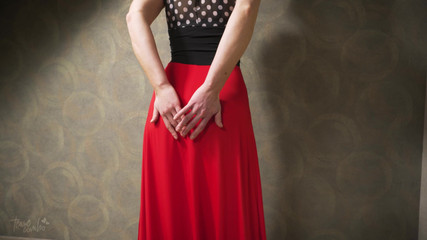 Teasecombo 4K: Mamă sexy incitantă în rochie strâmtă tachinând linia chiloților vizibili