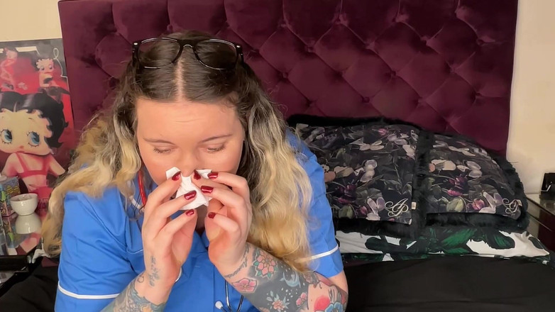 MissFFW: Verpleegster Ffw pijpt haar neus en krijgt eindelijk een nies
