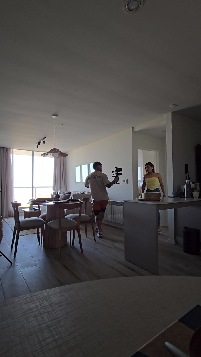 Young big apple: 幕后“和男朋友做爱”。真实的和自制的。