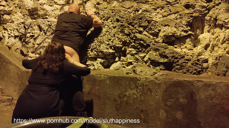 Toilet Mommy: 外でリムコキ、ふしだらな熟女が私のお尻を食べる