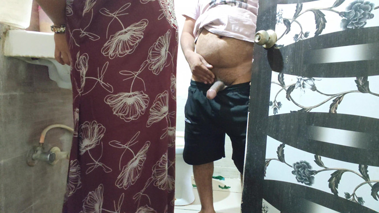 Sexy baby girl: भाभी ने देवर को शौचालय में करवा कार चुदाई करवाई