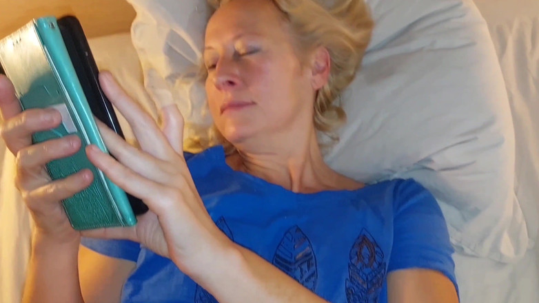 Selena701: Soție amatoare blondă matură jocuri sexuale de seară