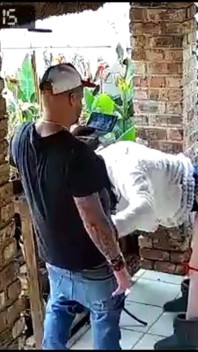 Kamera zachytila, jak moje žena šuká mé dva nejlepší kamarády, když jsem v práci