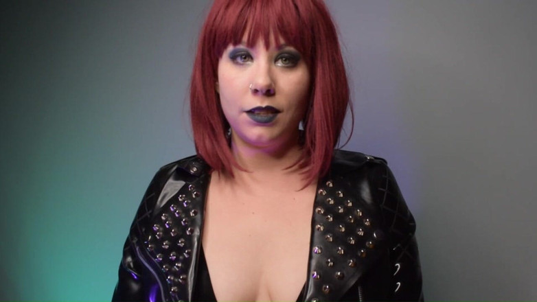 Deanna deadly: Checca tassa per intimidire la sissy