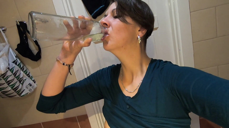bekycarril: Beky drinks her own pee