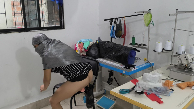 NEGRITA SEXY: 私の大きな膣は私の職場でおいしいオナニーを楽しんでいます