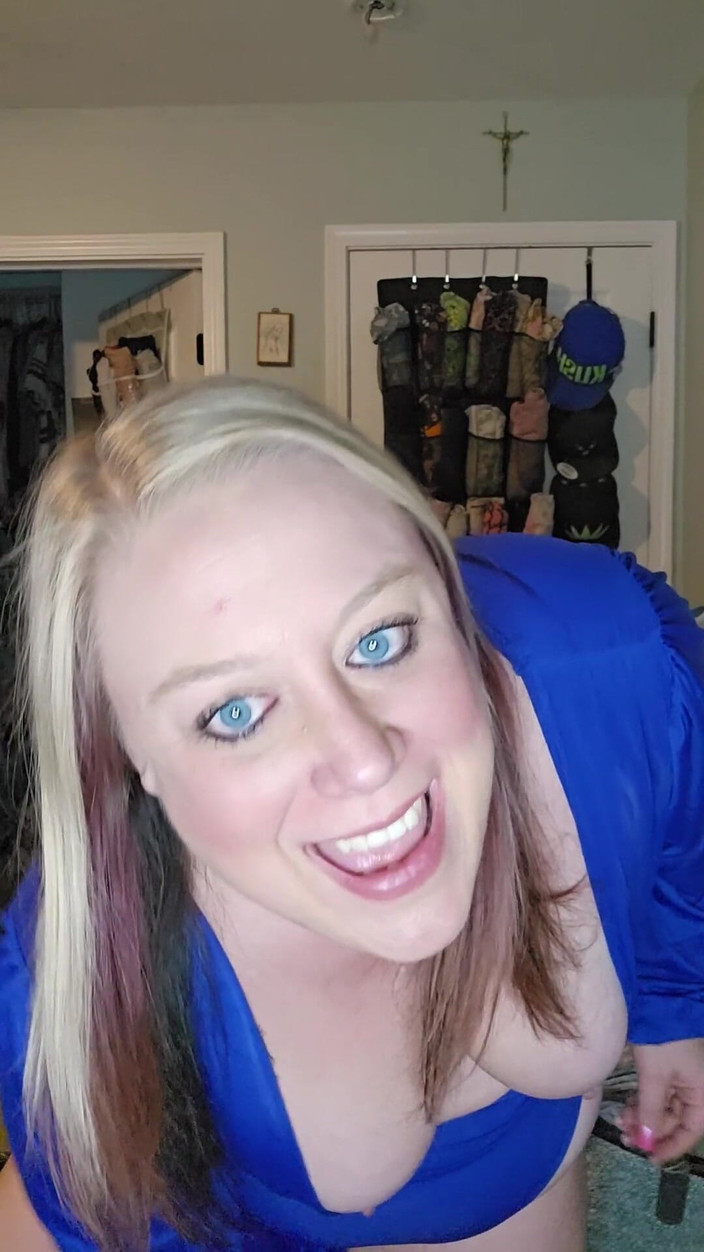 Jenn_sexxii: Máy bay bà già nóng bỏng cởi đồ, phun nước, bắn...