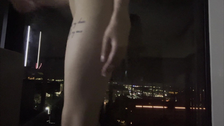 Felicity Azura: 赤いサテンのホットアジアン