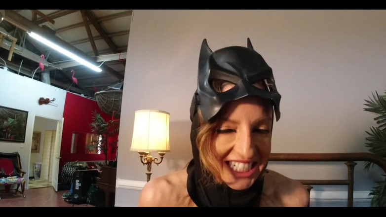 Lora Cross: Kenny mô phỏng batgirl thổi kèn