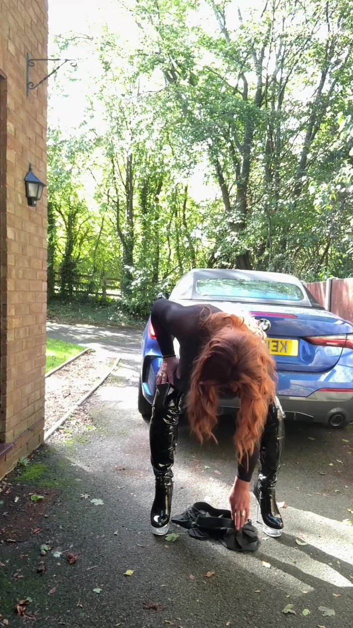 Kellycd2022: Sexy Crossdresser Kellycd2022 v sexy punčochách s černým tělem a vysokých...