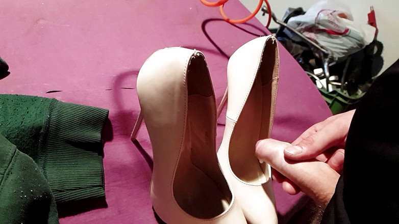 Milosbroz: Muncrat telanjang sepatu hak tinggi