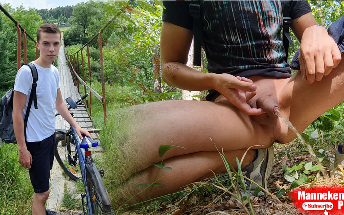 Manneken pis: 森の中で裸で座っておしっこをして、それから歩きます