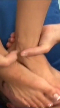 Gagica latino face o labă perfectă cu picioarele și are parte de spermă peste picioare