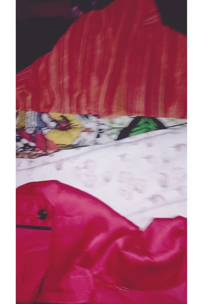 Dericky22: POV: Du wachest auf, um deinen mitbewohner in deinem bett...