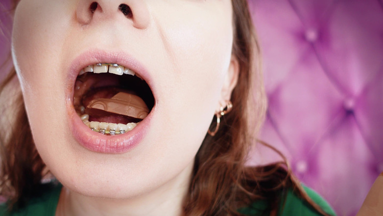 Arya Grander: Asmr e primi piani: La gigantessa divoratrice feticcio - mangia auto...